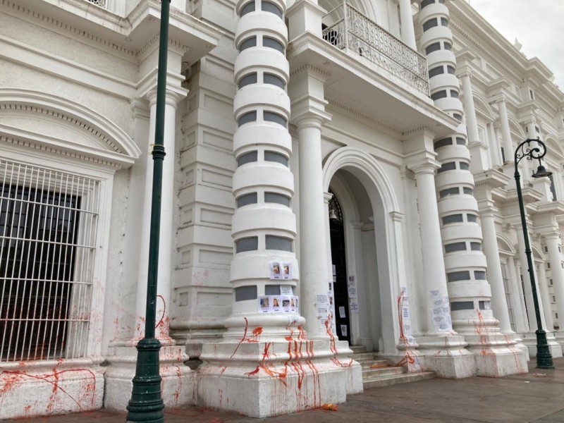 Con pintas y mensajes protesta Marea Verde en palacio