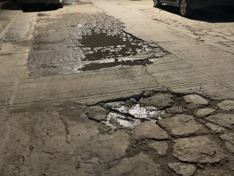 Con poca luz, encharcamientos y la calles dañadas; denuncian vecinos