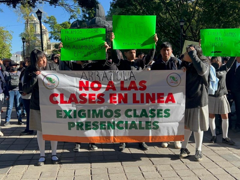 Con protesta alumnos exigen clases presenciales del CECYTE en Arrazola