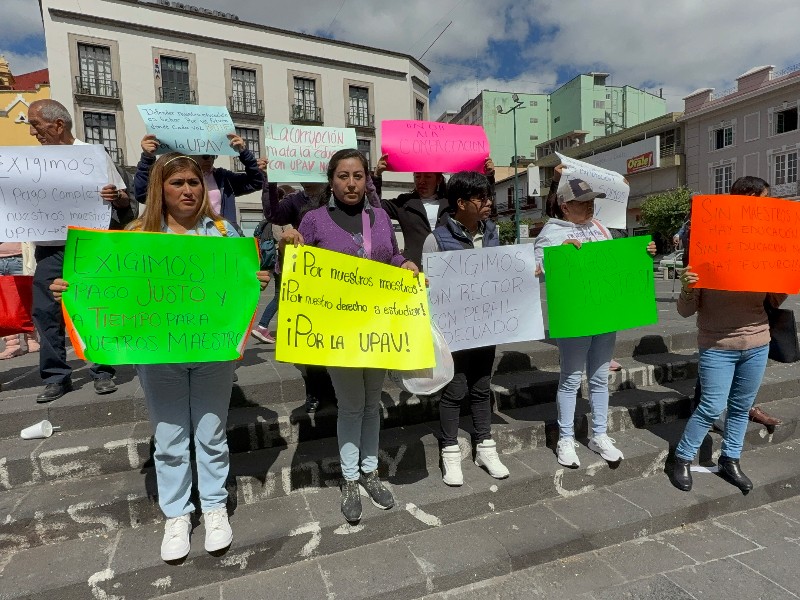 Con protesta, docentes de UPAV exigen pagos atrasados