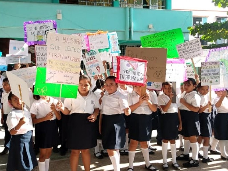 Con protesta estudiantes piden no arrojar basura en su escuela