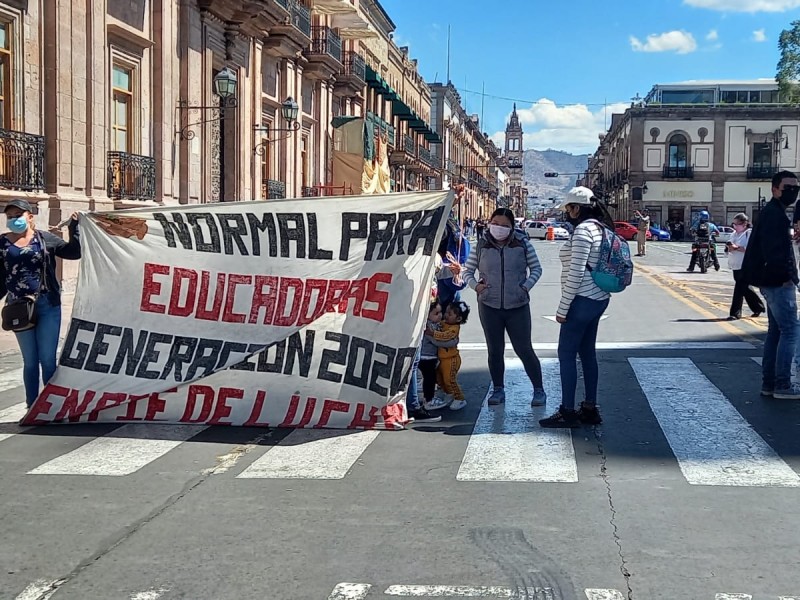 Con protesta, exigen contratación de 110 egresados normalistas