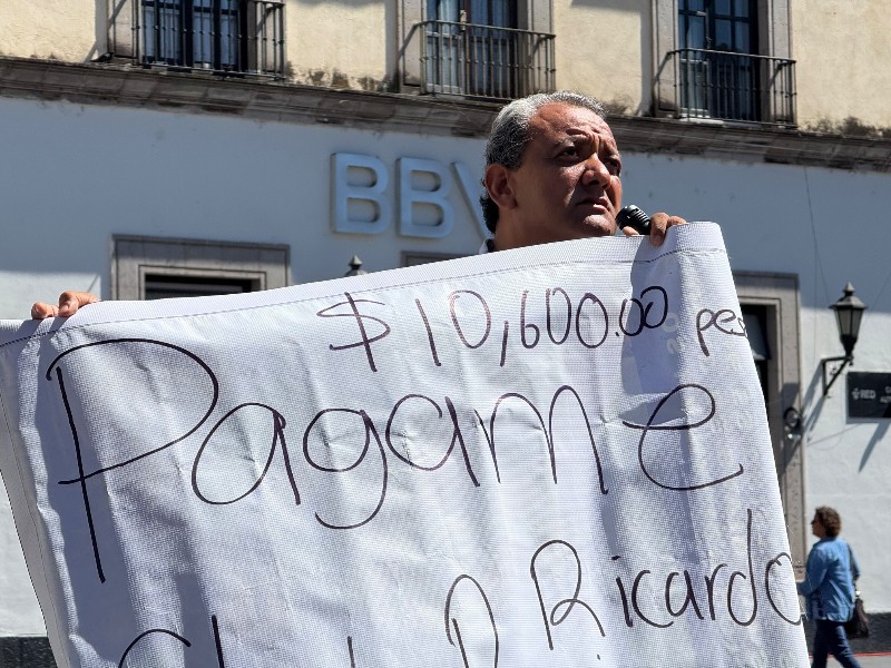Con protesta, extrabajador demanda adeudo de 10 mil pesos