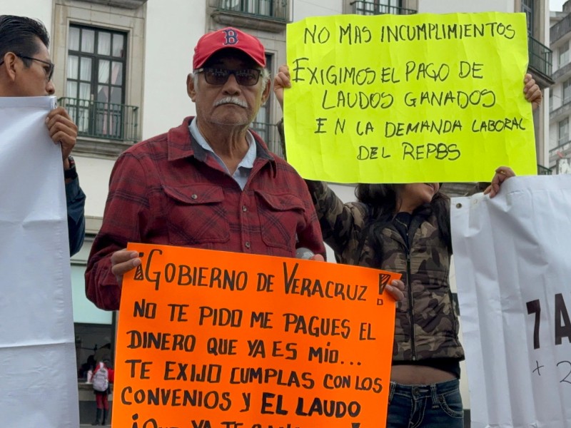 Con protesta, extrabajadores del Seguro Popular reclaman laudos