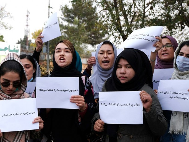 Con protesta, mujeres afganas desafían a los talibanes