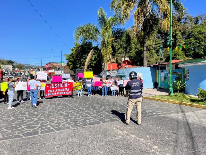 Con protesta, padres bloquean centro de Banderilla