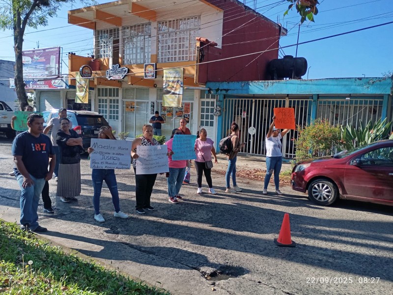 Con protesta, padres demandan reinstalación de docente