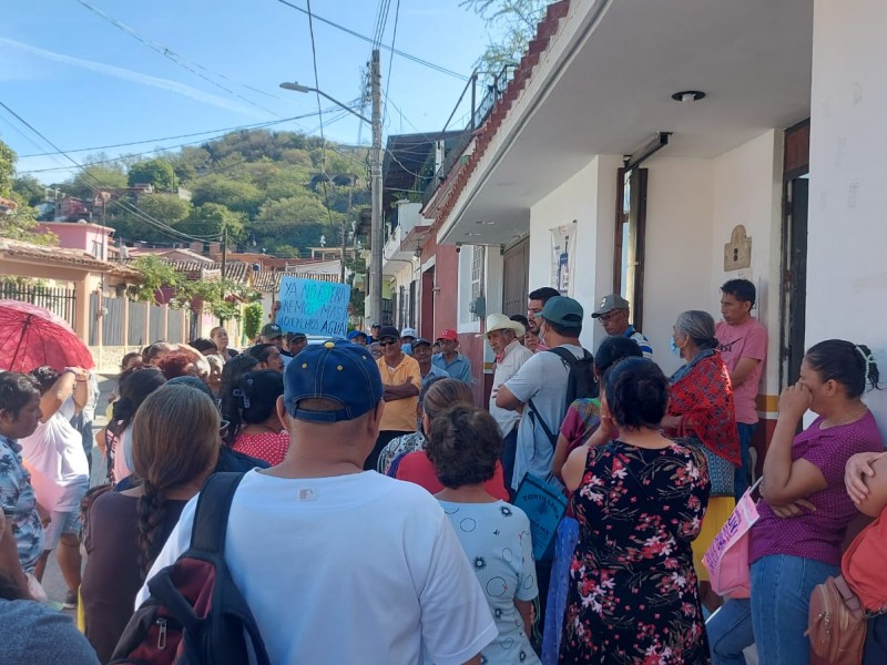 Con protesta y bloqueo carretero exigen suministro de agua potable