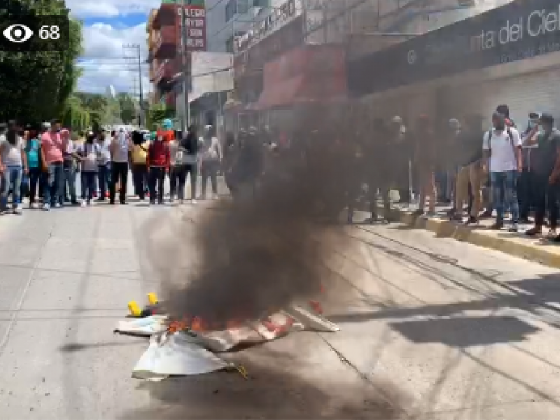 Con protestas, piden a políticos no usar caso Ayotzinapa