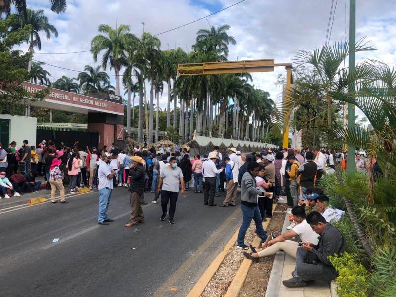 Con protestas reciben a AMLO en Chiapas