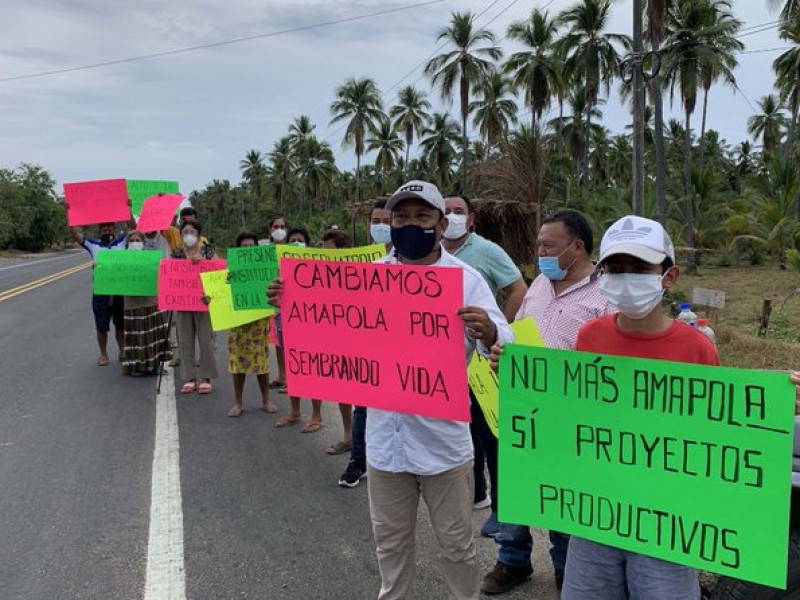 Con protestas recibieron a AMLO en Guerrero
