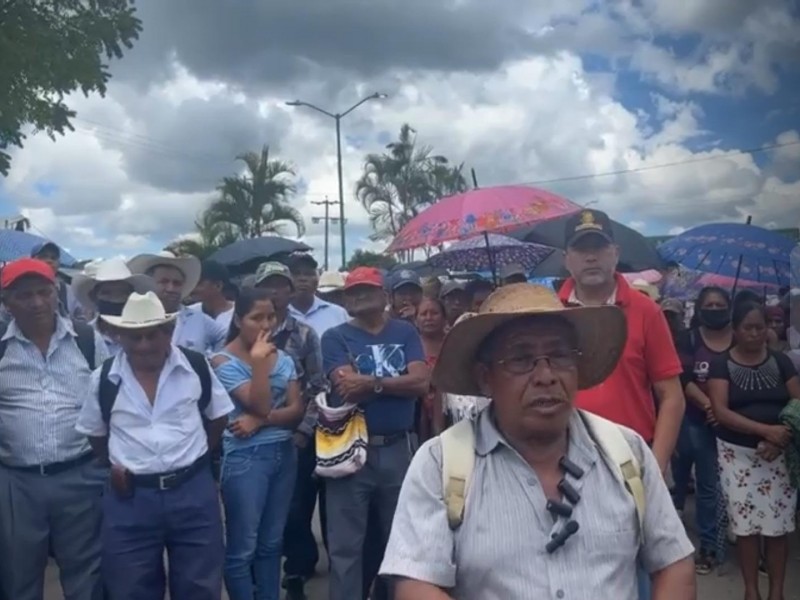 Con quema de casas y bloqueos, rechazan Concejo en Altamirano