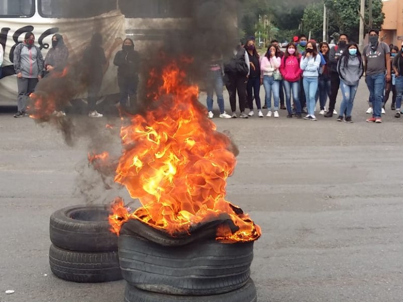 Con quema de llantas, normalistas protestan en Oaxaca