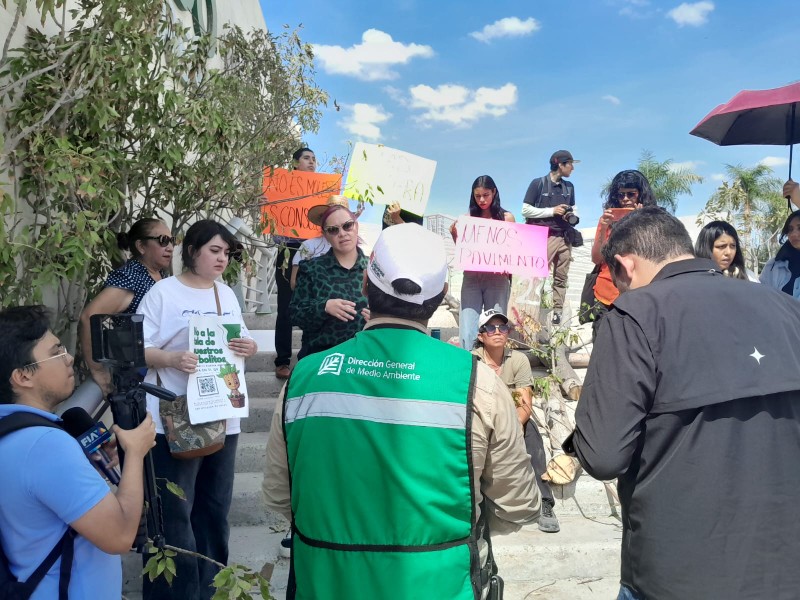 Con ramas y troncos protestan contra tala en Torreón