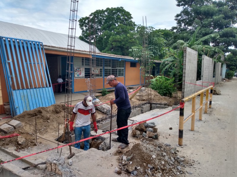 Con recursos propios padres reconstruyen bardas de escuelas