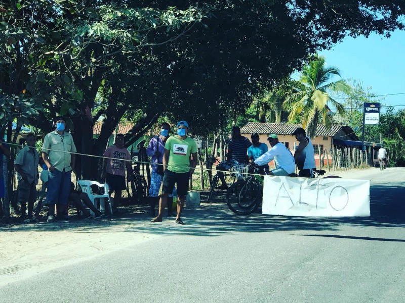 Con retén impiden el paso a Barra de Potosí