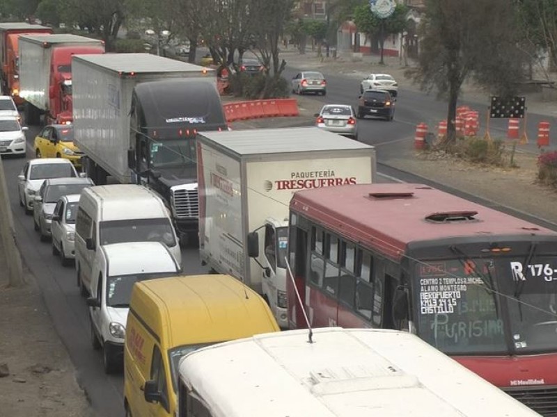 Con retraso y embotellamientos, avanza repavimentación de carretera a Chapala