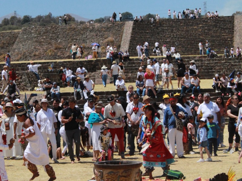 Con rituales cientos de personas reciben la primavera en Teotenango
