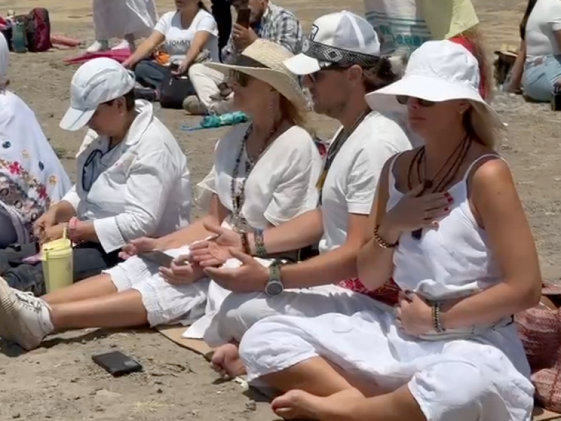 Con rituales silenciosos aprecian eclipse en Teotihuacán