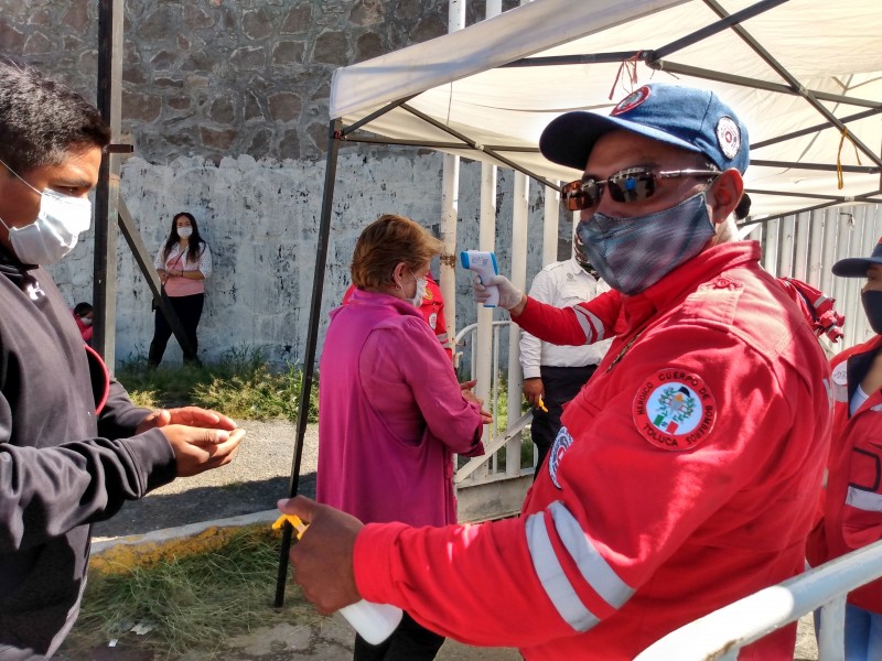 Con semáforo en rojo. Abren tianguis de Palmillas