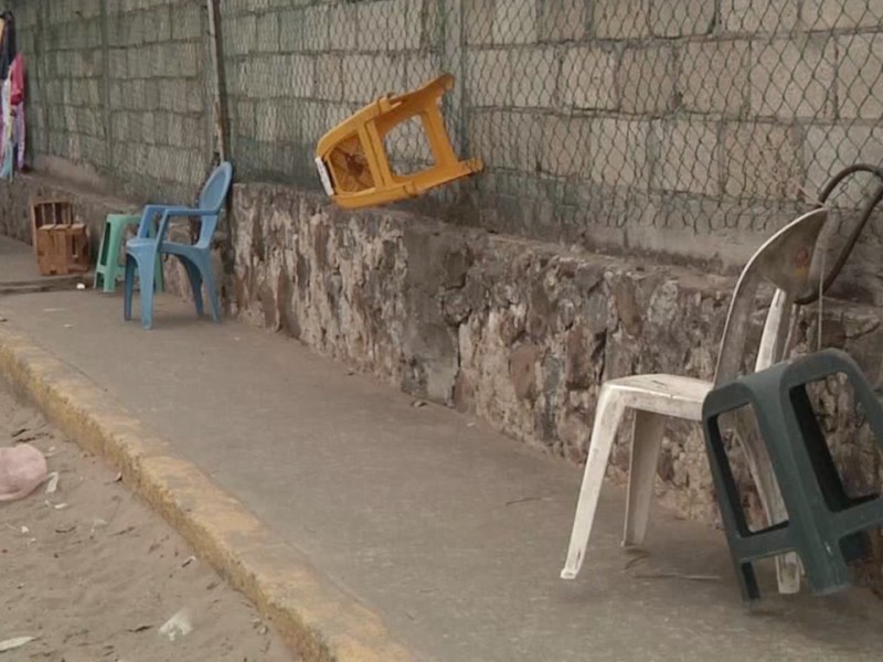 Con sillas apartan espacios para preinscripción en escuelas