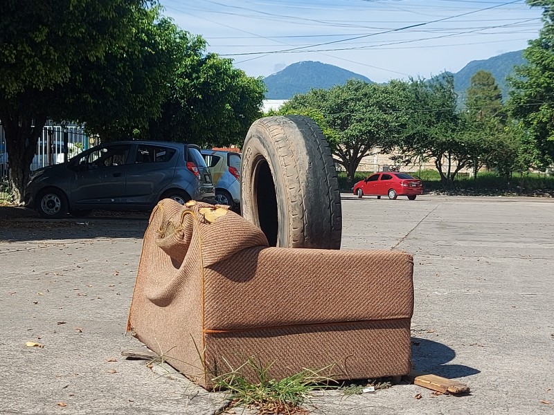 Con sillón adornan pozo sin tapa en Infonavit Los Fresnos