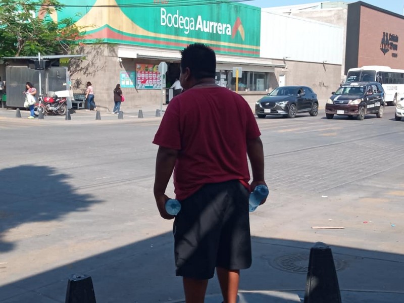 Con sombrillas y agua ciudadanos de Los Mochis enfrentan el intenso calor