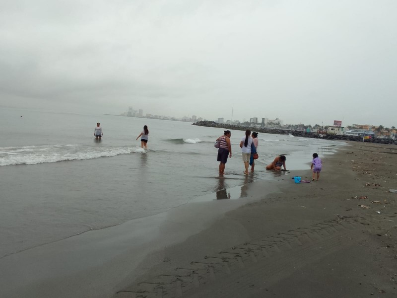 Con todo y lluvia turistas disfrutaron de la playa
