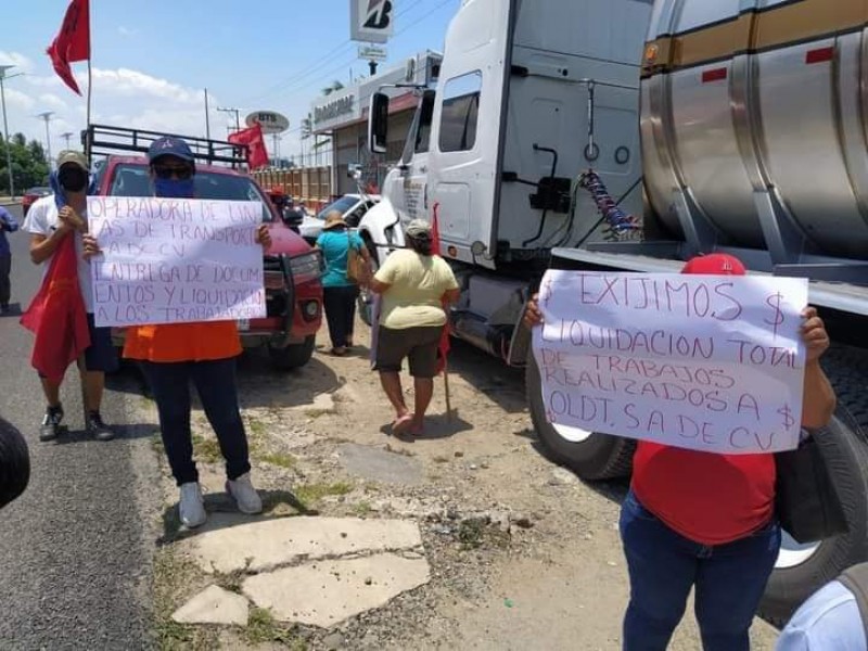 Con toma de pipa denuncia despido injustificado en Salina Cruz