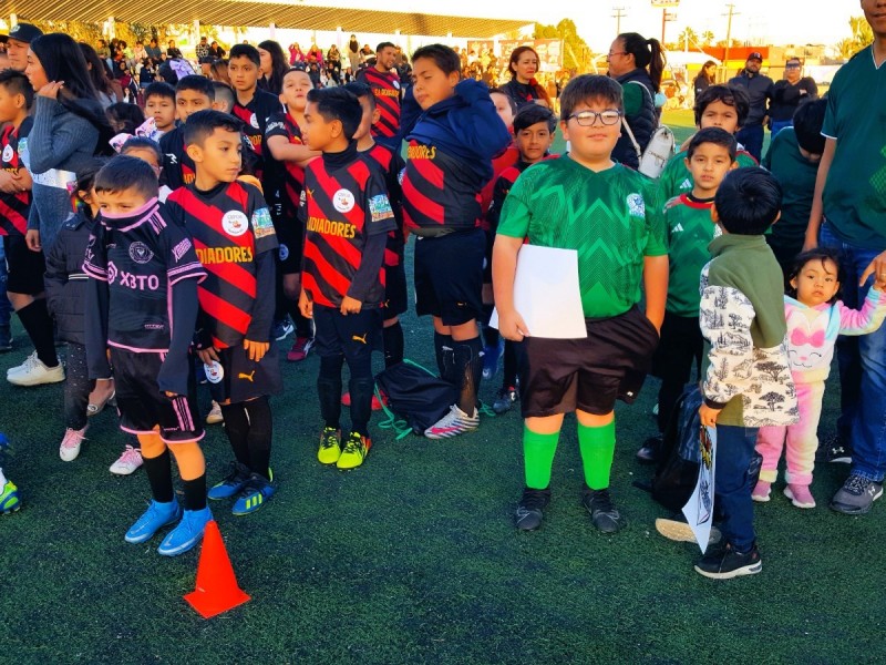 Con torneo relámpago de fútbol festejan a niños