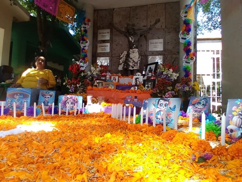 Con tradicional altar, familia Gallardo Limón  recuerda a seres queridos