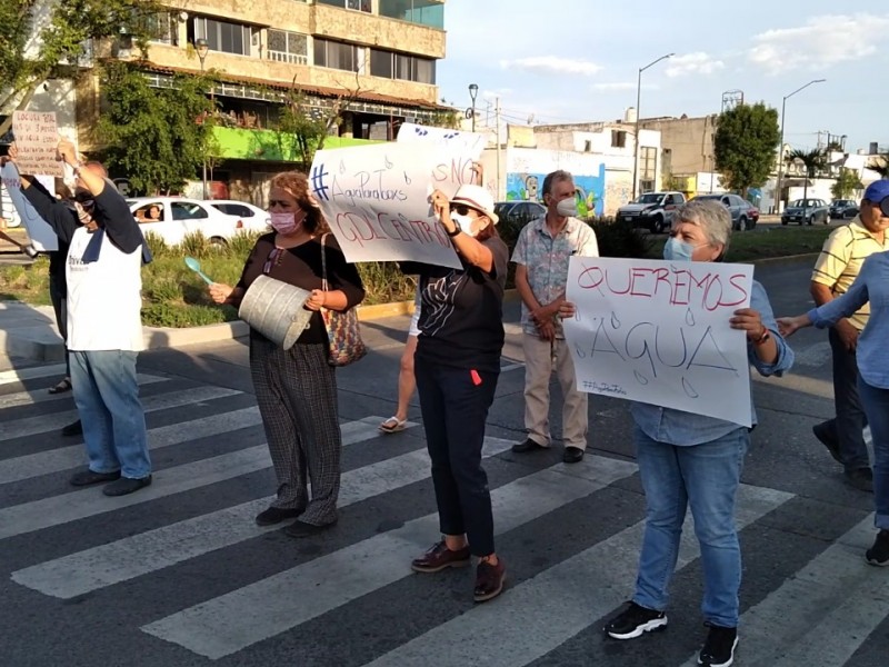 Con tres meses de desabasto, bloquean Federalismo para exigir agua