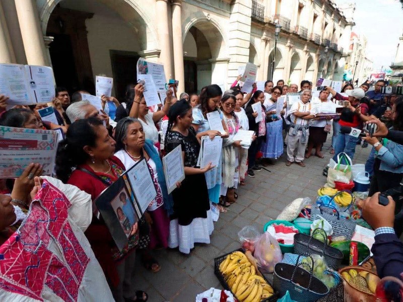 Con tristeza artesanos se retiran de la Guelagueza, denuncian abusos y hostigamiento