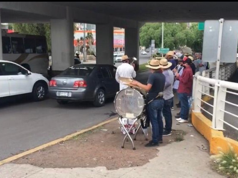 Con trombón y tambor músicos salen a pedir ayuda económica