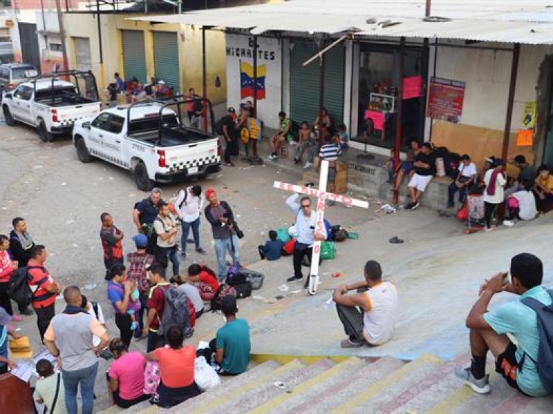 Con un 'viacrucis' representan sufrimiento de migrantes en México