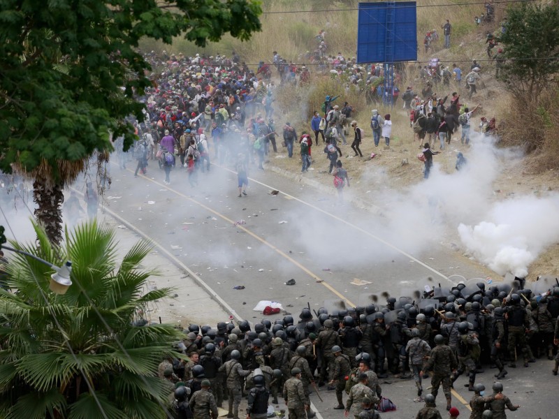 Con violencia, dividen caravana migrante en Guatemala