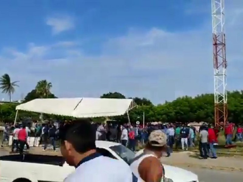 Con violencia irrumpen bloqueo ferroviario en Ixtepec