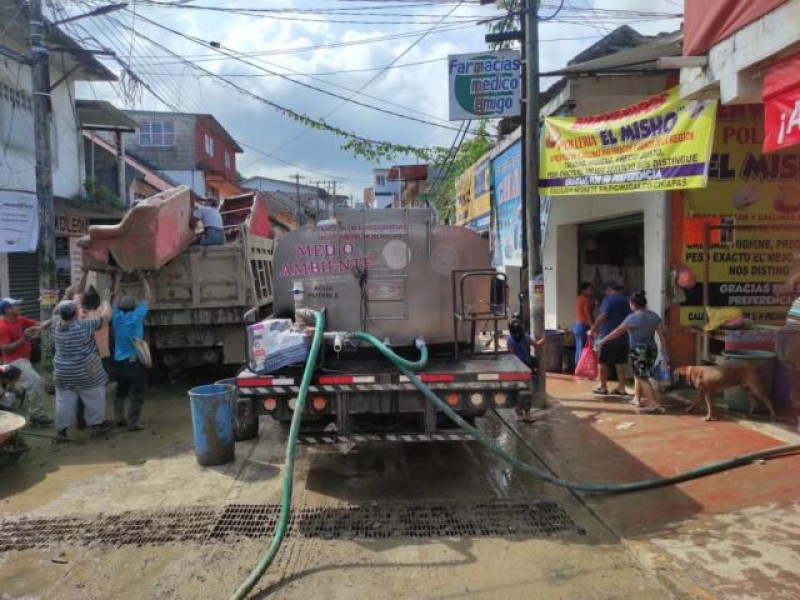 Conagua realiza desazolve y suministro de agua a damnificados