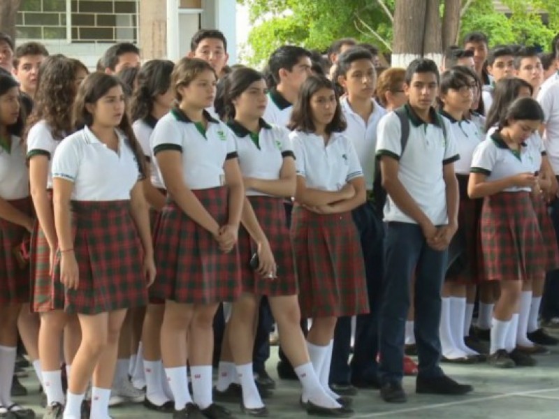 Conalep permite cambios en uniforme escolar; Alumna asiste con pantalón