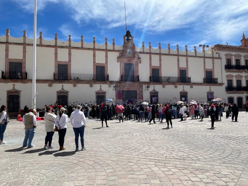 Concentración feminista reitera cese de funcionarios estatales