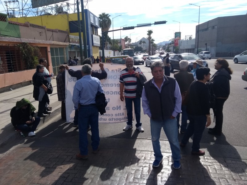 Concesionarios generan caos vial con bloqueo