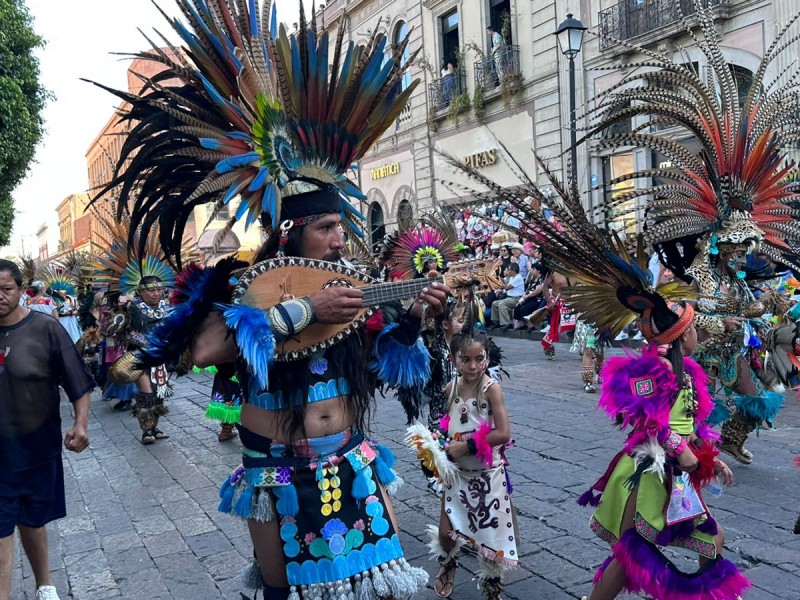 Concheros viven su fe en recorrido de danzas