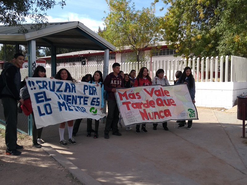 Concientizan alumnos a utilizar puente peatonal.