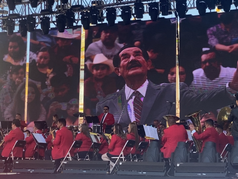 Concierto de Gala de la Sinfónica. Director sigue al frente.