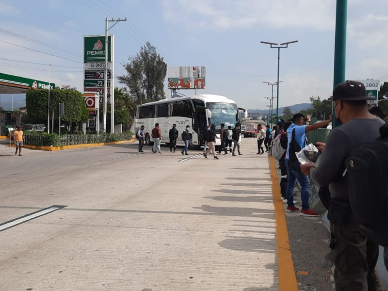 Concluye bloqueo en la autopista; normalistas se llevan cinco autobuses