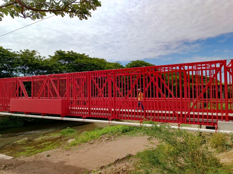 Concluye construcción del puente peatonal Saúl Martínez en Juchitán