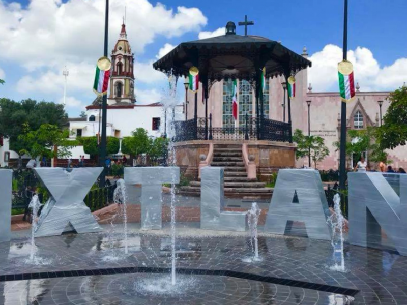 Concluye remodelación de Plaza principal de Ixtlán