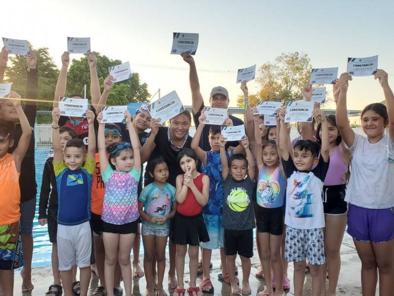 Concluyen con éxito cursos de natación y aquazumba