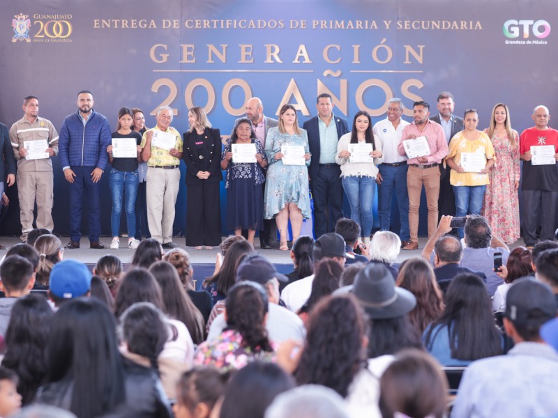 Concluyen primaria y secundaria mil adultos