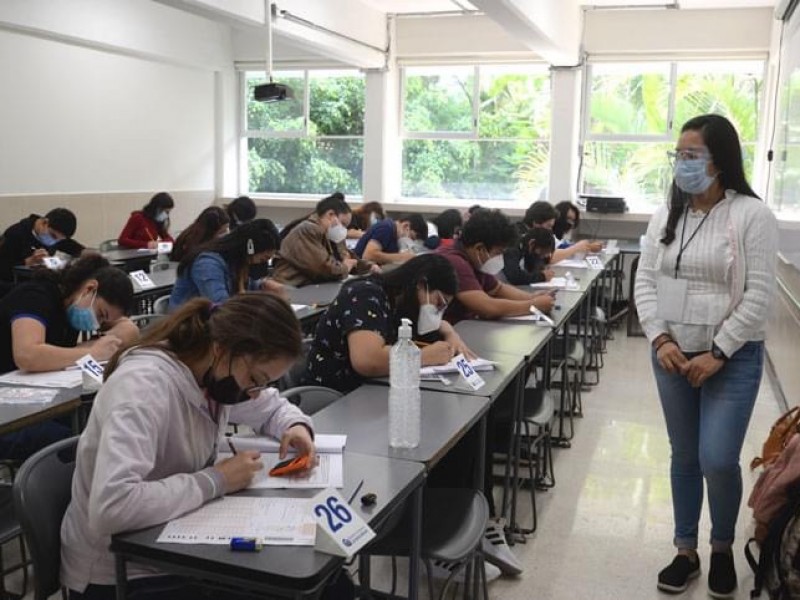 Concluyó examen de admisión presencial a la UV